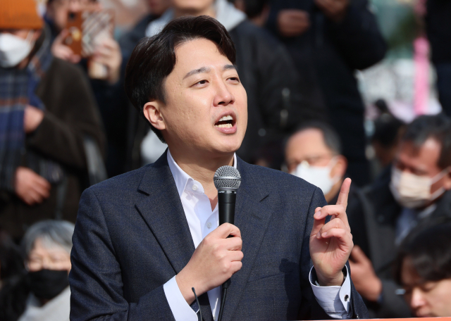 이준석 개혁신당 대선 후보가 지난 2월 서울 마포구 홍대 레드로드 버스킹거리에서 정치 현안 관련 기자회견을 하고 있다. 연합뉴스