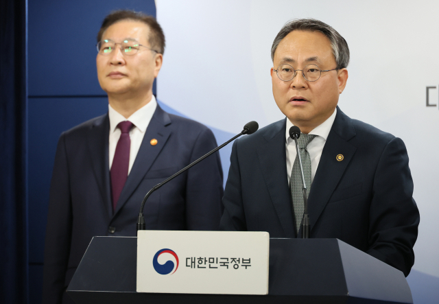 고기동(오른쪽) 행정안전부 장관 직무대행과 박성재 법무부 장관이 12일 서울 종로구 정부서울청사에서 제21대 대통령선거 관련 대국민 담화문을 발표하고 있다. 연합뉴스