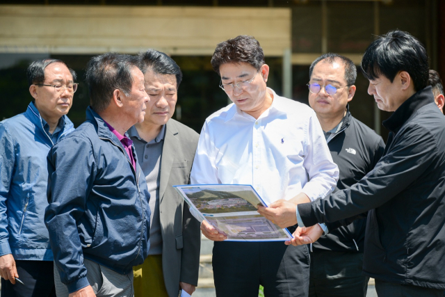 노관규 순천시장이 12일 옛 승주군청 일원에 조성될 그린바이오산업 전진기지 부지를 찾아 현장 점검을 하고 있다. 사진 제공=순천시
