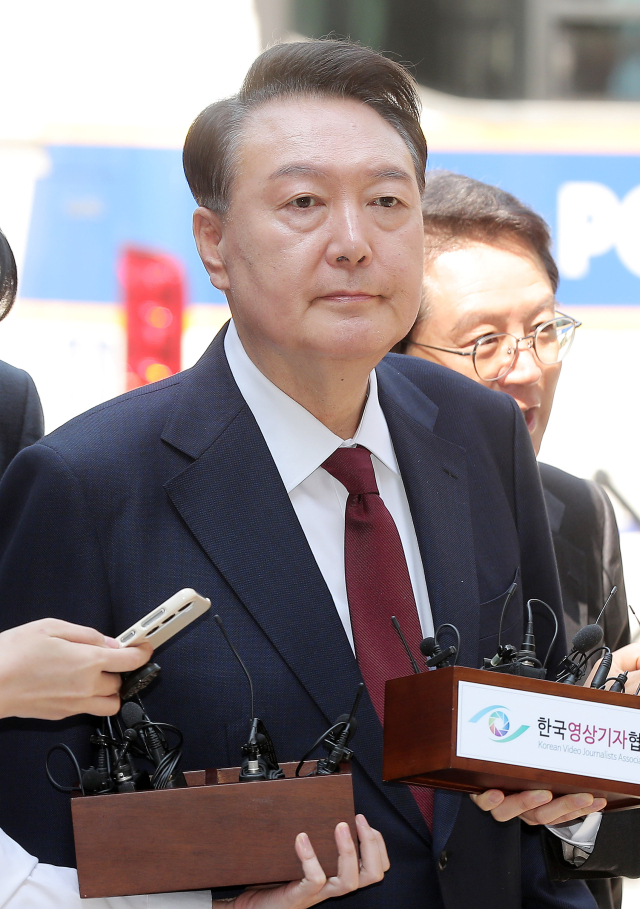 윤석열 전 대통령이 12일 서울 서초구 중앙지방법원에서 열린 내란 우두머리 혐의, 직권남용 권리행사방해 혐의 사건 3차 공판에 출석하고 있다. 사진공동취재단