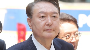 [속보] 윤석열 첫 법원 공개 출석…말없이 법정行