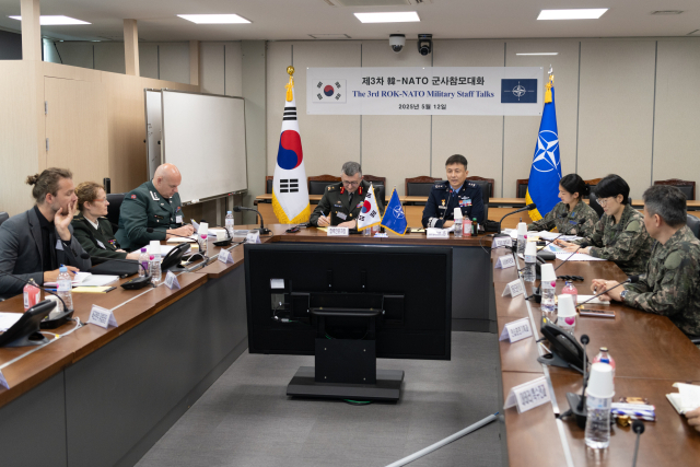 12일 서울 용산 합동참모본부에서 개최된 제3차 한-NATO 군사참모대화에서 양측이 군사협력을 논의하고 있다. 사진 제공=합참