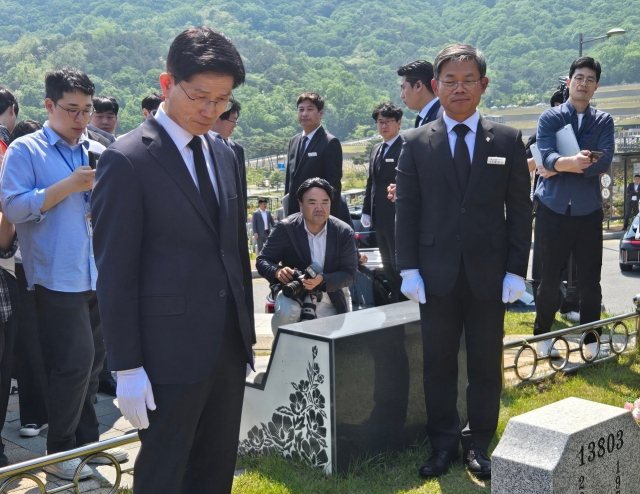김문수 국민의힘 대통령 선거 후보가 12일 국립대전현충원에 마련된 천안함 46 용사 묘역을 찾아 참배하고 있다, 대전=이승령 기자