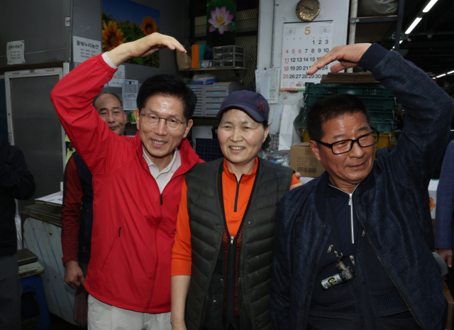 제21대 대통령 선거 공식 선거운동 첫날인 12일 김문수 국민의힘 대선 후보가 서울 송파구 가락시장을 찾아 상인들과 기념촬영을 하고 있다. 연합뉴스