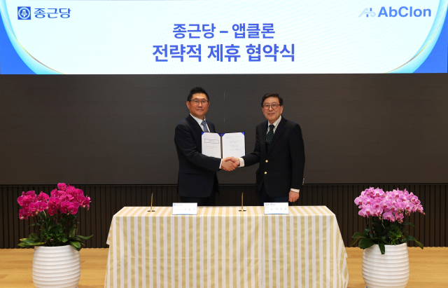김영주(왼쪽) 종근당 대표와 이종서 앱클론 대표가 9일 서울 충정로 종근당 본사에서 전략적 지분 투자 및 공동 연구개발 파트너십 체결하고 기념촬영을 하고 있다. 사진 제공=종근당