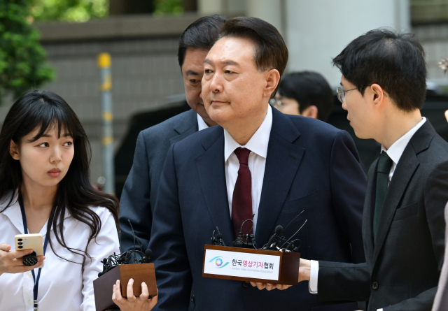 윤석열 전 대통령이 12일 서울 서초구 중앙지방법원에서 열린 내란 우두머리 혐의, 직권남용 권리행사방해 혐의 사건 3차 공판에 출석하고 있다. 사진공동취재단