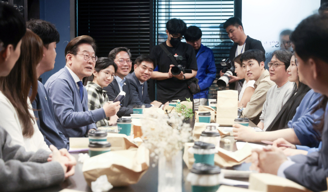 이재명 더불어민주당 대선 후보가 공식 선거운동 시작일인 12일 경기 성남시 판교 파티앤스터디 판교점에서 2030 IT 개발자들과 'K-혁신'을 주제로 브라운백미팅을 하고 있다. 성남=오승현 기자 2025.05.12