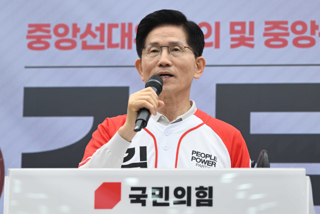 김문수 국민의힘 대선 후보가 12일 서울 영등포구 여의도 국민의힘 중앙당사에서 열린 중앙선대위 임명장 수여식에서 발언하고 있다. 연합뉴스