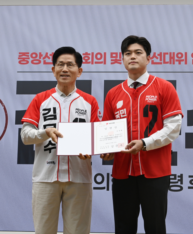 국민의힘 김문수 대선 후보가 12일 서울 영등포구 여의도 국민의힘 중앙당사에서 열린 중앙선대위 임명장 수여식에서 당 비상대책위원장으로 내정된 김용태 의원에게 임명장을 수여하고 있다. 연합뉴스