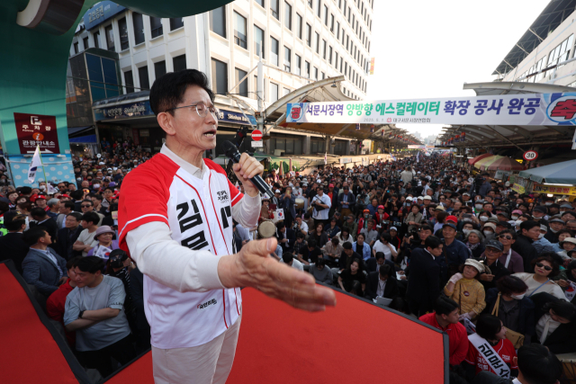 김문수 국민의힘 대선 후보가 12일 대구 서문시장에서시민들에게 지지를 호소하고 있다. 연합뉴스