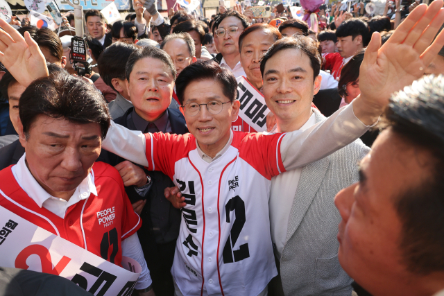 김문수 국민의힘 대선 후보가 공식 선거운동 첫날인 12일 대구 서문시장을 방문해 상인들에게 인사하고 있다. 뉴스1