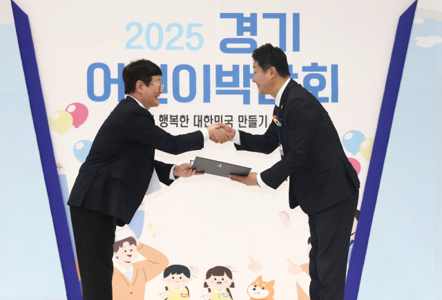 김진경 경기도의회 의장이 지난 9일 한국어린이문화원과 동아일보가 수원컨벤션센터에서 개최한 ‘2025 경기 어린이박람회’에서 통일부장관상을 수상하고 있다. 사진 제공 = 경기도의회