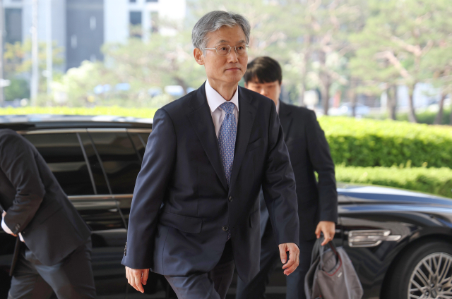 조희대 대법원장이 12일 서울 서초구 대법원으로 출근하고 있다. 연합뉴스