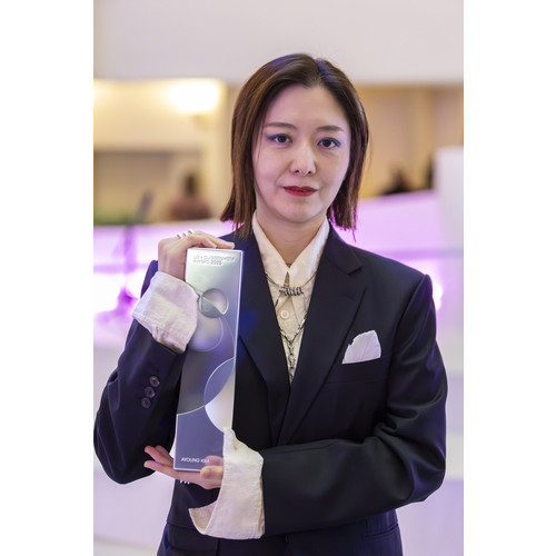 김아영 작가가 LG 구겐하임 어워드 트로피를 들어보이고 있다. 연합뉴스