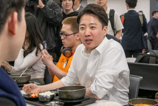 이준석 개혁신당 대선 후보가 제21대 대통령 선거 공식 선거운동 첫날인 12일 서울 연세대 캠퍼스 학생회관에서 학생들과 점심을 먹고 있다. 연합뉴스