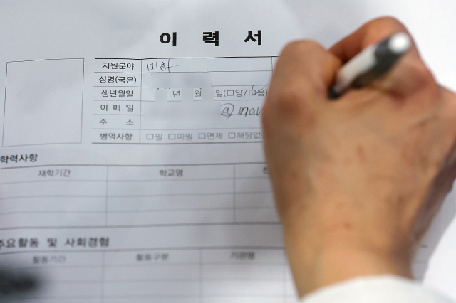 "지난달에만 70만명 타갔다"…실업급여 지급액 '껑충' 뛰고 일자리는 줄고
