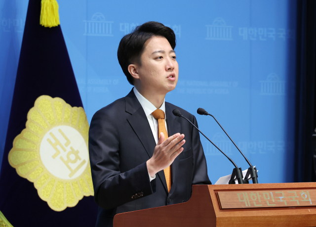 이준석 개혁신당 대선 후보가 제21대 대통령 선거 공식 선거운동 첫날인 12일 서울 여의도 국회 소통관에서 선거 구상 발표를 하고 있다. 연합뉴스