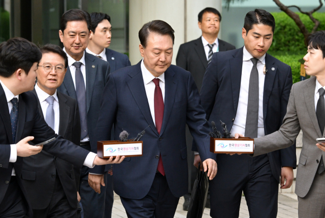 12·3 비상계엄 사태와 관련해 내란 우두머리 혐의 등으로 기소된 윤석열 전 대통령이 12일 서울 서초구 서울중앙지방법원에서 열린 3차 공판을 마친 뒤 법원을 나서고 있다. 연합뉴스