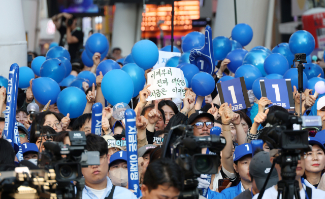 이재명 더불어민주당 대선 후보가 공식 선거운동 시작일인 12일 대전 중구 으느정이거리에서 'K-과학기술' 대전 유세를 하는 모습을 유권자들이 지켜보고 있다. 대전=오승현 기자 2025.05.12