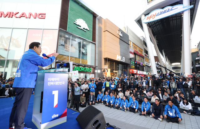 이재명 더불어민주당 대선 후보가 공식 선거운동 시작일인 12일 대전 중구 으느정이거리에서 'K-과학기술' 대전 유세를 하고 있다. 대전=오승현 기자 2025.05.12