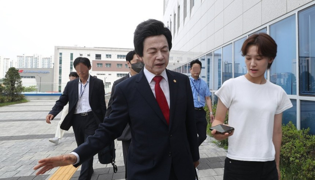 종교시설 '하늘궁'의 여성 신도들로부터 성추행 혐의로 고소 당한 허경영 국가혁명당 명예대표가 조사를 받기 위해 2024년 7월 12일 경기북부경찰청에 출석하고 있다. 의정부 = 연합뉴스