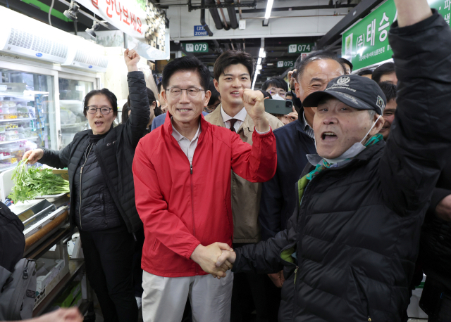 김문수 국민의힘 후보가 6·3 대선 선거운동 첫날인 12일 서울 송파구 가락시장을 찾아 상인들과 인사하고 있다. 연합뉴스