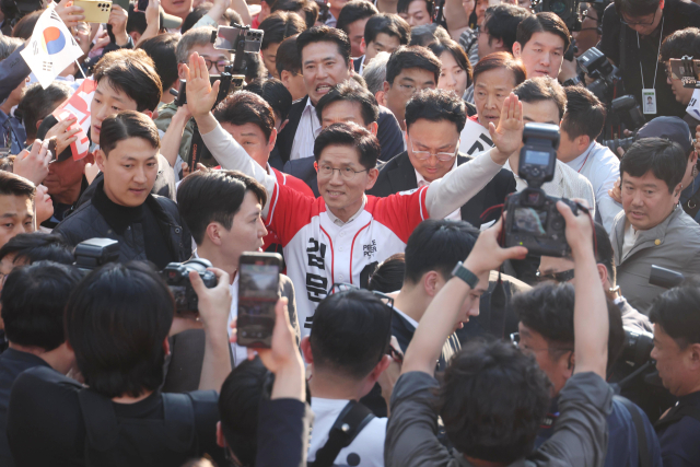 김문수 국민의힘 대선 후보가 12일 대구 서문시장을 방문해 시민들과 인사하고 있다. 연합뉴스