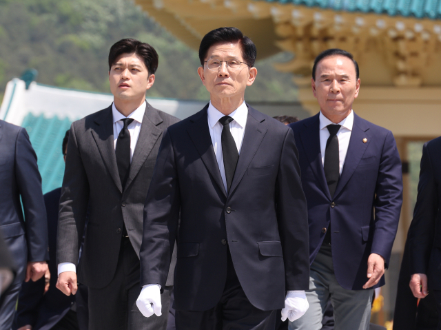김문수 국민의힘 대선 후보가 12일 국립대전현충원을 찾아 현충탑으로 향하고 있다. 연합뉴스