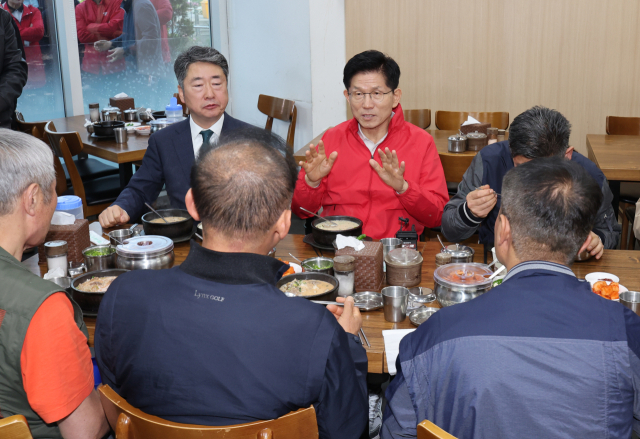 제21대 대통령 선거 공식 선거운동 첫날인 12일 김문수 국민의힘 대선 후보가 서울 송파구 가락시장을 찾아 상인들과 순대국밥을 먹으며 대화하고 있다. 연합뉴스