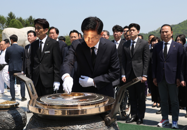 김문수 국민의힘 대선 후보가 12일 국립대전현충원을 찾아 현충탑에서 참배하고 있다. 연합뉴스
