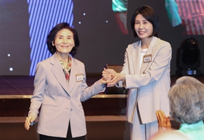 '경기지사 출신 후보 부인' 김혜경-설난영 첫 만남…선거운동 첫날 손잡았다