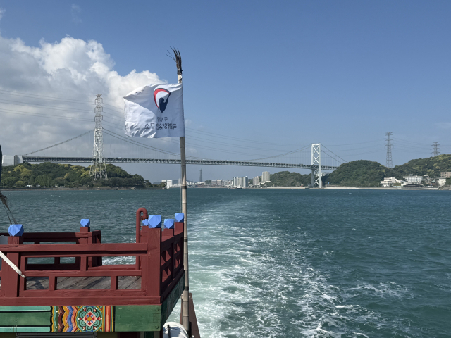 조선통신사선 재현선이 5월 3일 일본 시모노세키(下關) 간몬해협 일대를 항해하고 있다. 사진 제공=국가유산청