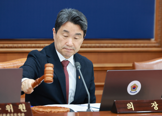 이주호 대통령 권한대행 부총리 겸 교육부 장관이 13일 정부서울청사에서 열린 국무회의에서 의사봉을 두드리며 개회 선언을 하고 있다. 연합뉴스
