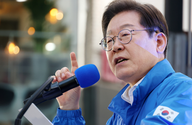 이재명 더불어민주당 대선 후보가 공식 선거운동 시작일인 12일 대전 중구 으능정이거리에서 'K-과학기술' 대전 유세를 하고 있다. 대전=오승현 기자