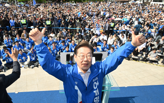 이재명 더불어민주당 대선 후보가 공식 선거운동 시작일인 12일 경기 화성시 동탄 센트럴파크에서 'K-반도체' 동탄 집중유세를 하고 있다. 화성=오승현 기자 2025.05.12