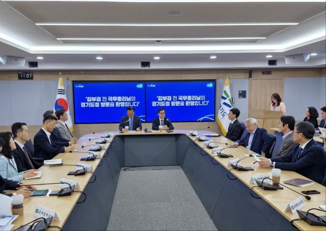 김동연 경기도지사(가운데 오른쪽)와 김부겸 전 국무총리가 13일 오전 경기도청 5층 서희홀에서 도청 실국장들이 배석한 가운데 환담하고 있다. 사진 = 손대선 기자