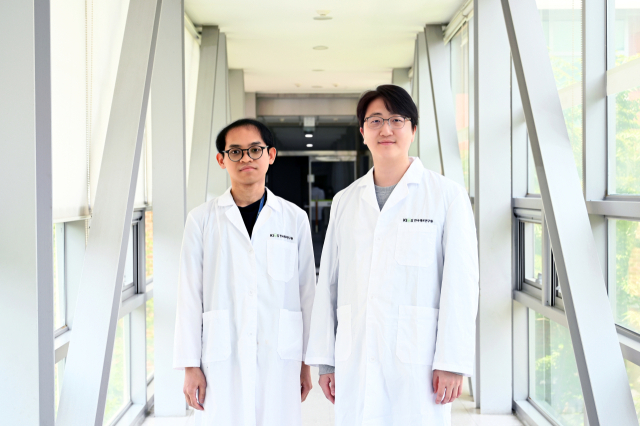 암세포 DNA 조기 검출하는 빛-인공지능 기반 초고감도 바이오센서를 개발한 재료연구원 바이오·헬스재료연구본부 정호상(오른쪽) 박사 연구팀. 사진 제공=한국재료연구원