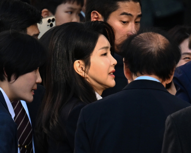 김건희 여사가 지난 달 11일 서울 서초구 아크로비스타 사저로 향하고 있다. 사진공동취재단