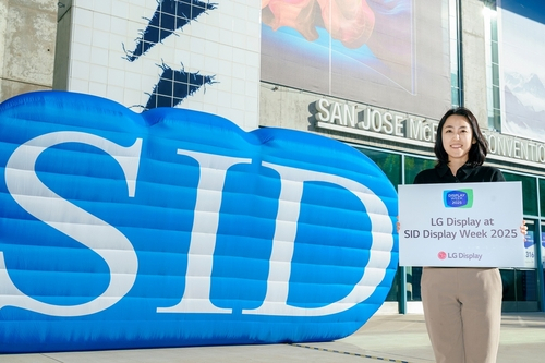 LG디스플레이 관계자가 13일(현지시간)부터 미국 새너제이 맥에너리 컨벤션센터에서 열리는 ‘SID 2025’를 소개하고 있다. 사진제공=LG디스플레이