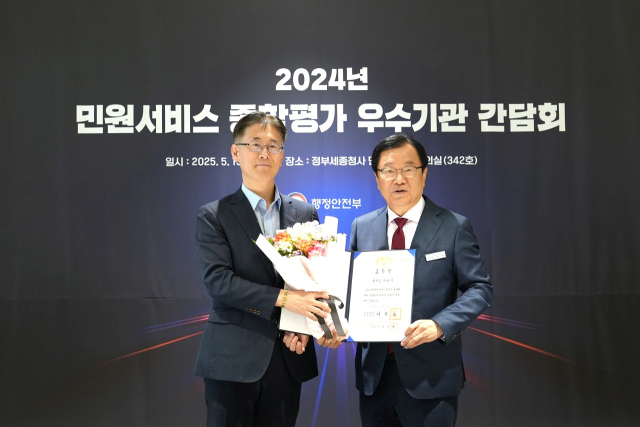 이현재 하남시장(오른쪽)이 13일 정부세종청사에서 열린 ‘2024년 민원서비스 종합평가’ 우수기관 간담회에 하남시 대표로 참석, 대통령 표창을 수상하고 황영석 행정안전부 정부혁신국 국장 과 함께 기념촬영을 하고 있다. 사진 제공=하남시