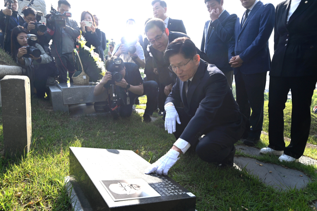 김문수 국민의힘 대선 후보가 13일 오전 대구 동구 국립신암선열공원에서 대구 3?1운동을 주도한 부자(父子) 독립유공자 김태련·김용해 지사의 묘역을 참배하고 있다. 대구=성형주 기자 2025.05.13