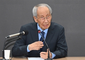 윤여준 "비상시국선 도덕성보다 효율성이 중요…이재명 경쟁자 없다"