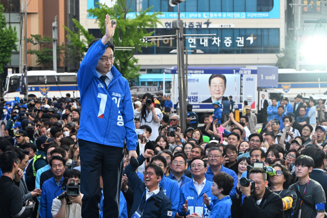 김경수 더불어민주당 총괄선거대책위원장이 13일 울산 남구 롯데백화점 광장에서 진행된 이재명 후보의 유세현장을 방문해 이 후보의 지지를 호소하고 있다. 울산=오승현 기자 2025.05.13