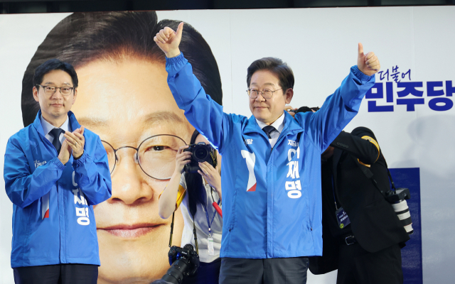 이재명 더불어민주당 대선 후보가 13일 울산 남구 롯데백화점 울산점 광장에서 유권자들에게 지지를 호소하고 있다. 왼쪽은 김경수 총과선거대책위원장. 울산=오승현 기자 2025.05.13