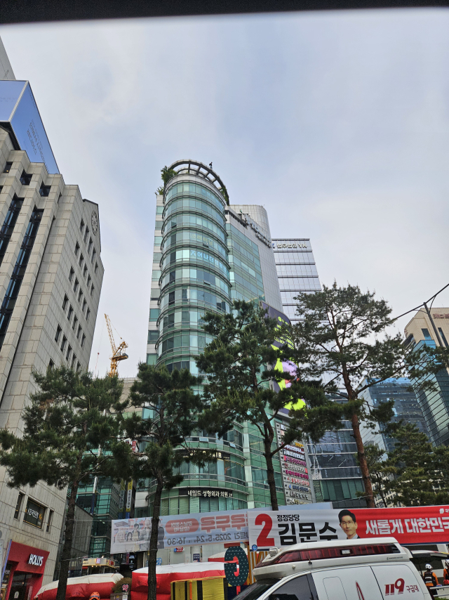 12일 서울 강남구 역삼동의 한 건물에서 투신 시도자 구조활동이 진행되고 있다.독자 제공