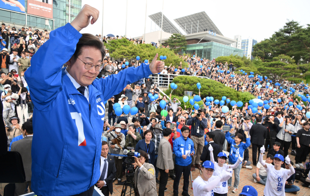 이재명 더불어민주당 대선 후보가 13일 경북 포항시 포항시청 광장에서 유권자들에게 지지를 호소하고 있다. 포항=오승현 기자