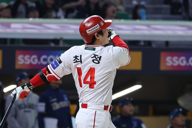 최정이 13일 인천 SSG랜더스필드에서 열린 프로야구 2025 신한 SOL 뱅크 KBO리그 NC 다이노스와 SSG 랜더스의 경기에서 KBO리그 최초 통산 500홈런을 치고 있다. 연합뉴스