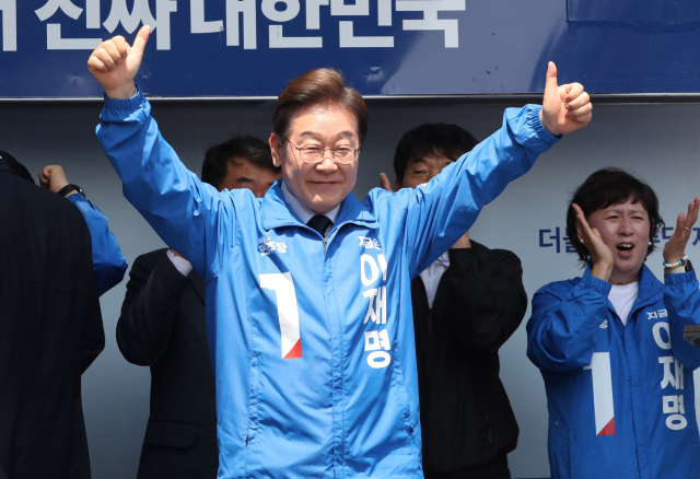 이재명 더불어민주당 대선 후보가 13일 경북 구미역 광장에서 유권자들에게 지지를 호소하고 있다. 구미=오승현 기자