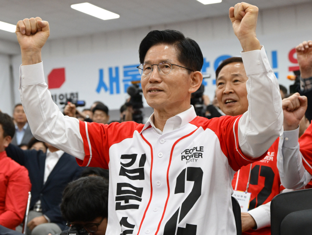 김문수 국민의힘 대선 후보가 13일 대구시당에서 열린 대구경북 선대위 출정식에 참석해 파이팅을 외치고 있다. 대구=성형주 기자