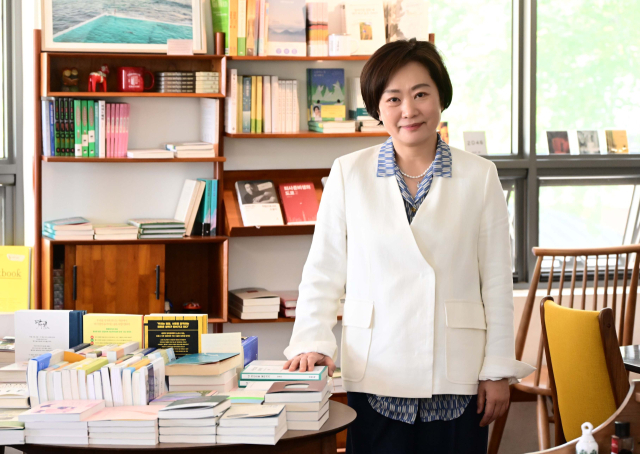 이경은 국경너머인권 대표가 인터뷰를 마친 후 포즈를 취하고 있다. 권욱 기자